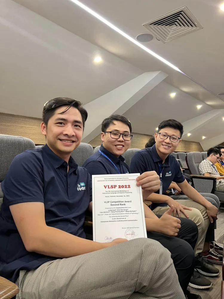 Đội Step Up nhận giải tại cuộc thi VLSP 2022