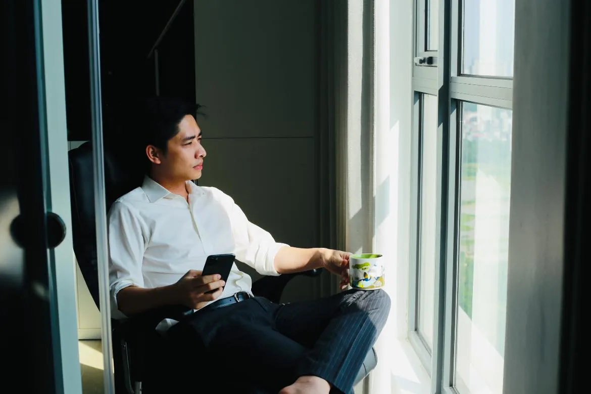 Anh Nguyễn Hiệp, CEO Step Up, ngồi bên cửa sổ