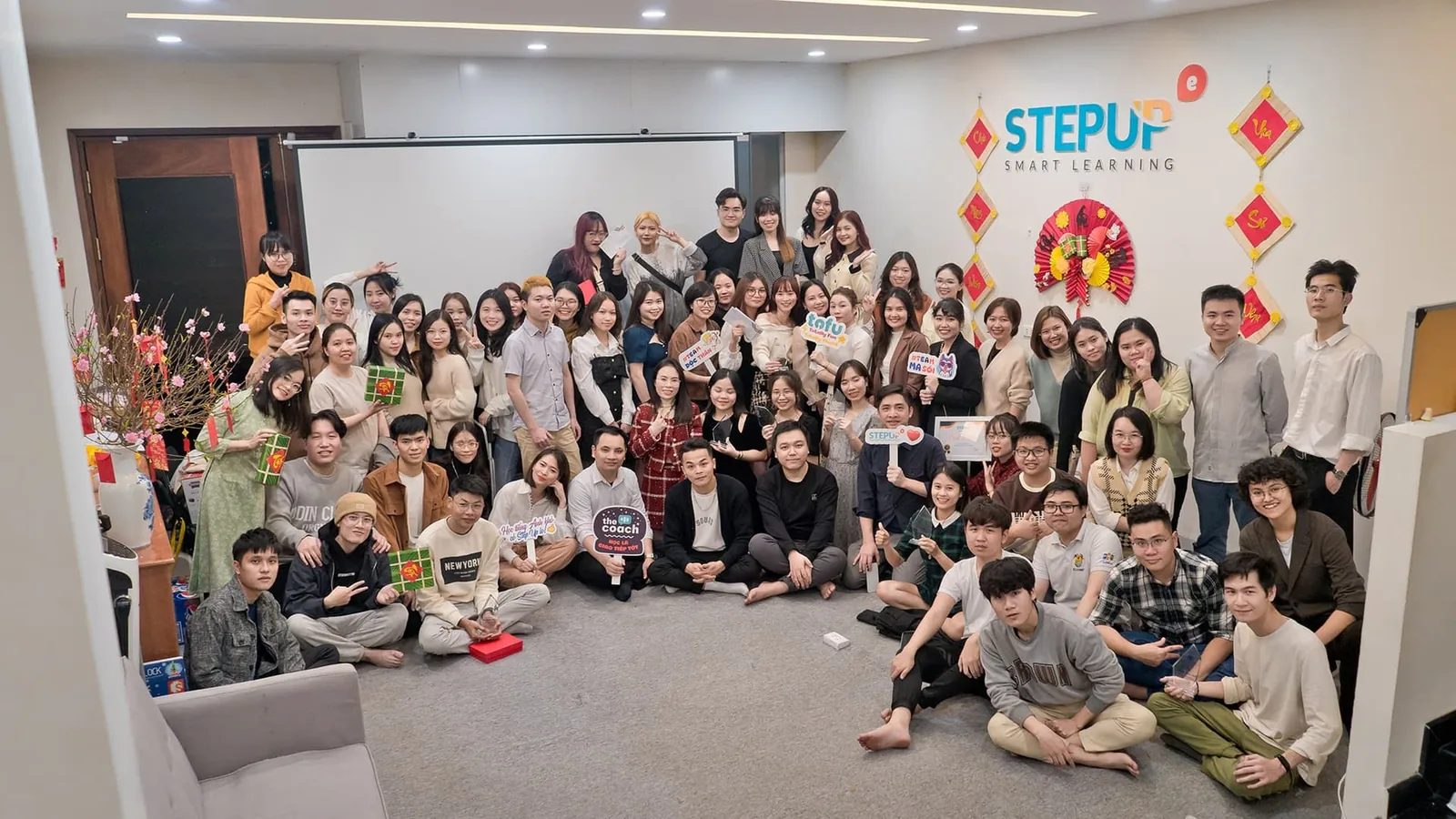 Tập thể Step Up chụp chung tại văn phòng