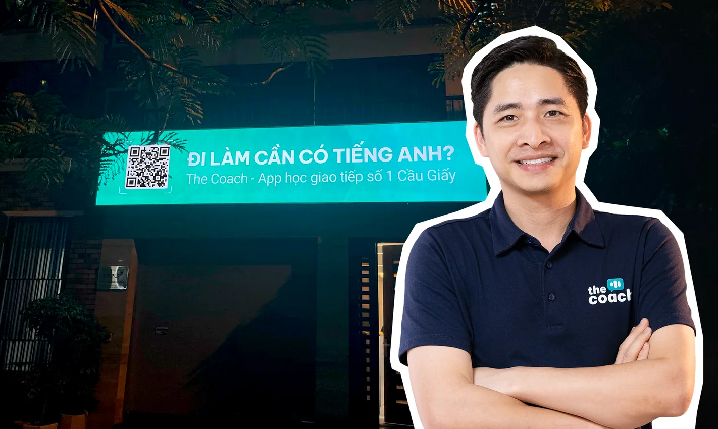 Anh Nguyễn Hiệp trước biển quảng cáo The Coach: Đi làm cần có tiếng Anh?