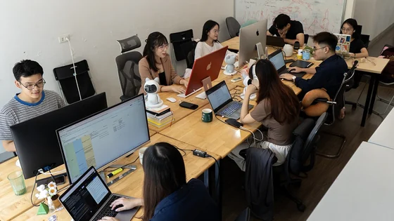 Đội Step Up làm việc ở văn phòng, robot Pika trên bàn