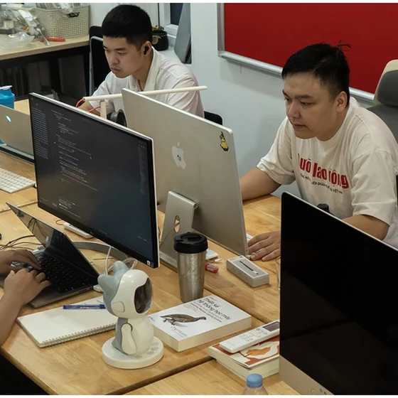 Kỹ sư Step Up làm việc ở văn phòng, robot Pika đặt trên bàn