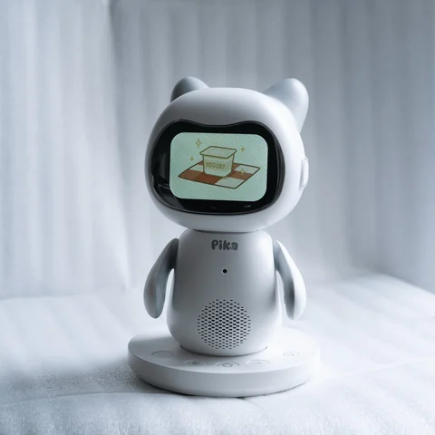 Robot Pika thật, màn hình đang hiện một bài học