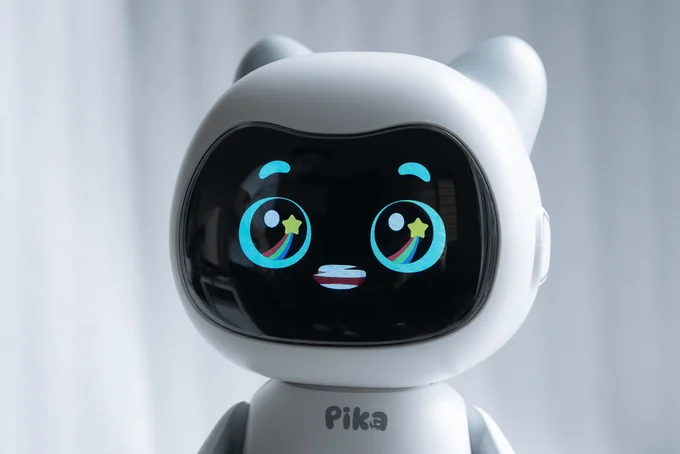 Cận mặt robot Pika thật, màn hình mặt mắt sao, miệng cười