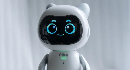 Robot Pika thật đặt trên bàn, màn hình mặt cười