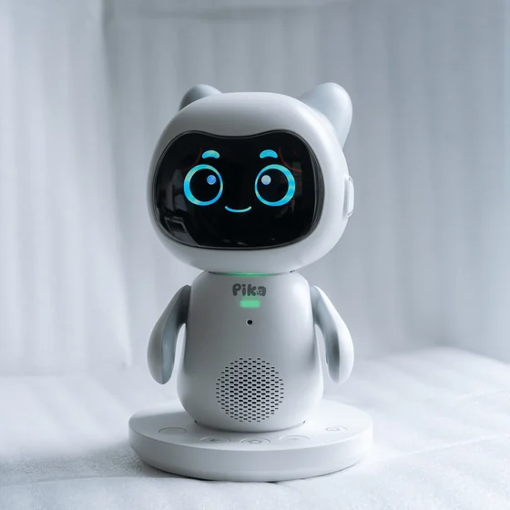 Robot Pika thật đặt trên bàn, màn hình mặt cười