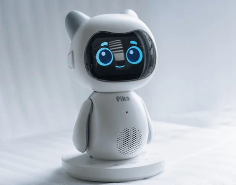 Robot Pika thật trên đế sạc, nhìn nghiêng