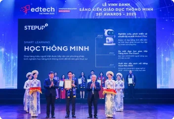 Lễ vinh danh Sáng kiến giáo dục thông minh SEI Awards 2025 trên sân khấu Edtech Vietnam, màn hình ghi Step Up