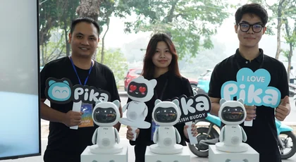 Đội Step Up cầm bảng Pika đứng sau ba robot Pika đặt trên hộp sản phẩm tại Techfest 2025